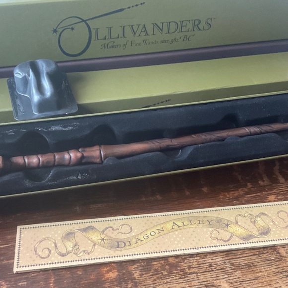 Harry Potter Wand  from Universal Studios  Disney NWT - Picture 2 of 6